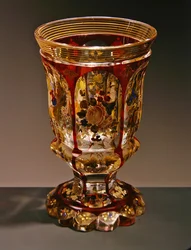 Calice con decorazione floreale, dalla fabbrica di vetro Harrach, c.1830-40